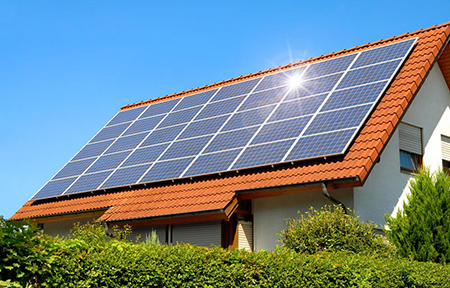 telhado de casa com painel fotovoltaico