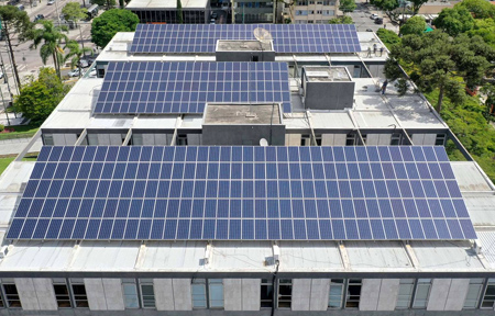 telhado de prédio com painel fotovoltaico