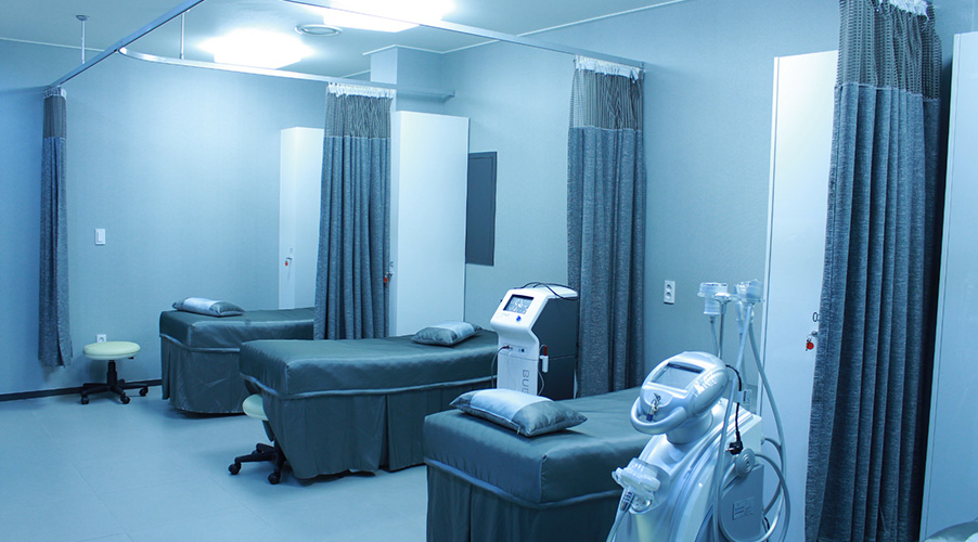 Um jogo de quarto de hospital com uma grande sala de cirurgia e luzes no  teto.